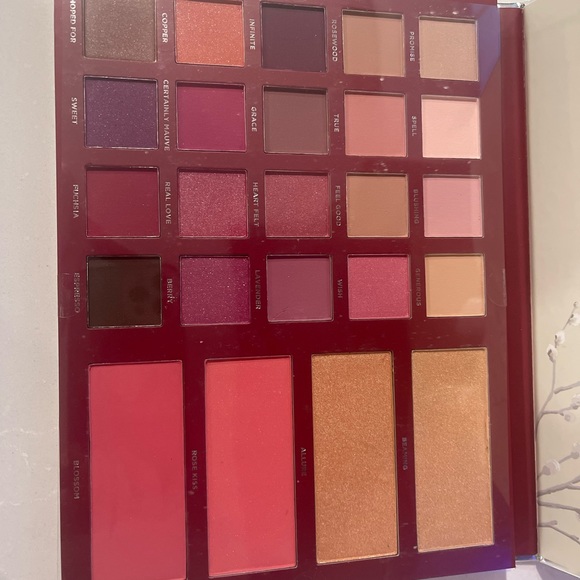 Laura Ashley Makeup Pallet Eyeshadows / Blushes New - Picture 9 of 10